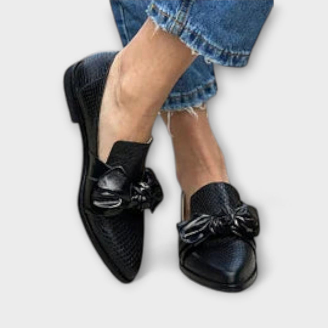 Zinnia – Loafers with Crocodile Skin Pattern and Bow Detail