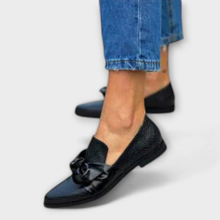 Zinnia – Loafers with Crocodile Skin Pattern and Bow Detail
