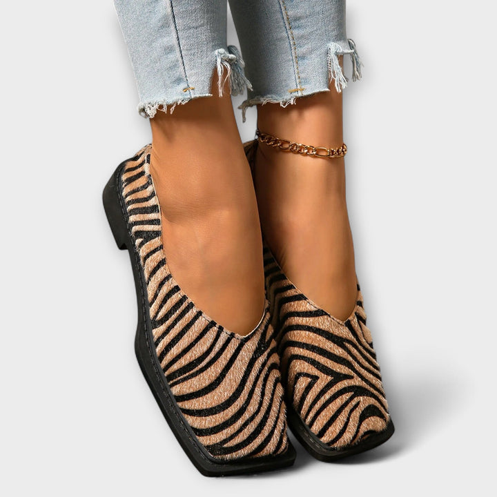 Ulani – Daily Shoes with Otter Rabbit Pattern