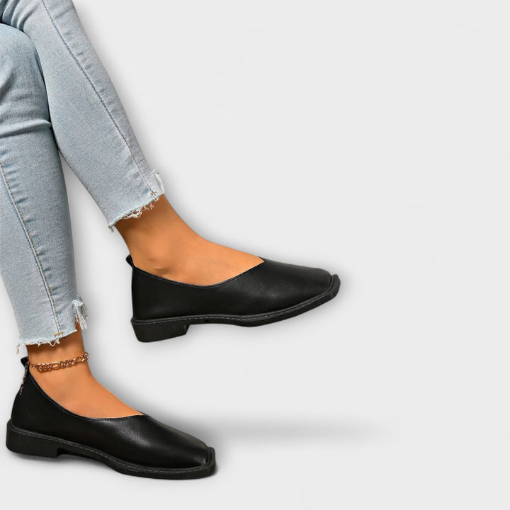 Ulani – Daily Shoes with Otter Rabbit Pattern