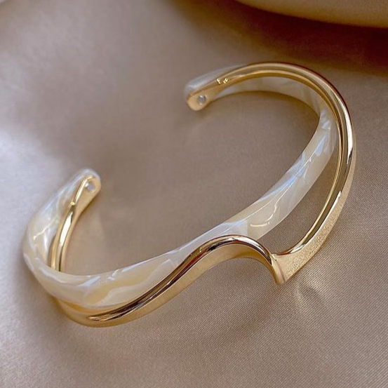 Almie™ - Twisted Bracelet
