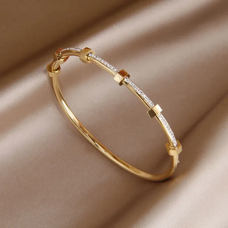 Fabia™ - Elegant Twisted Bracelet